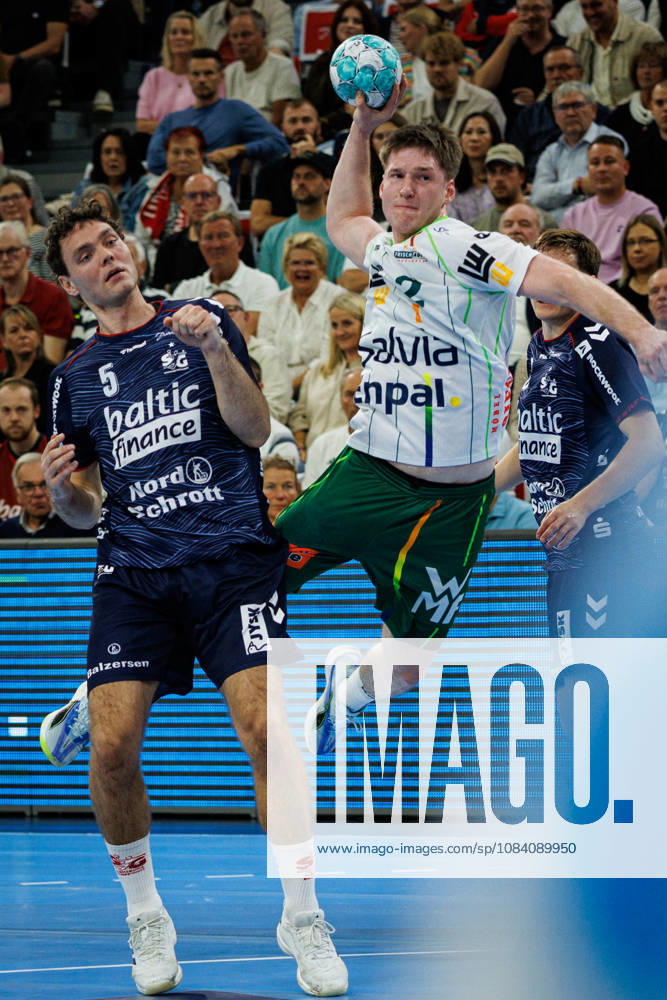 Opel HBL: SG Flensburg-Handewitt vs FRISCH AUF! Göppingen; 03.10.26 Oskar Neudeck (Nr.02, Frisch auf Göppingen) gegen Niclas Kirkelokke (Nr.05, SG Flensburg-Handewitt) Opel HBL: SG Flensburg-Handewitt vs FRISCH AUF! Göppingen, GGW Arena am 03.10.26