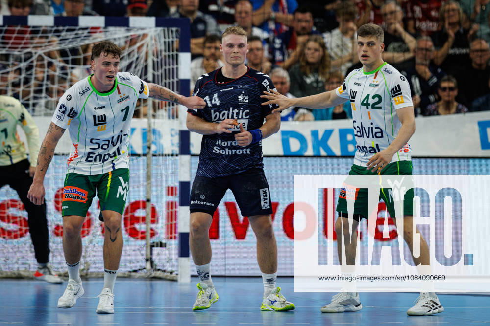Opel HBL: SG Flensburg-Handewitt vs FRISCH AUF! Göppingen; 03.10.26 Kampf am Kreis Victor Klöve (Nr.07, Frisch auf Göppingen), Emil Siersbaek Bergholt (Nr.14, SG Flensburg-Handewitt), Martin Hanne (Nr.42, Frisch auf Göppingen) Opel HBL: SG Flensburg-Handewitt vs FRISCH AUF! Göppingen, GGW Arena am 03.10.26