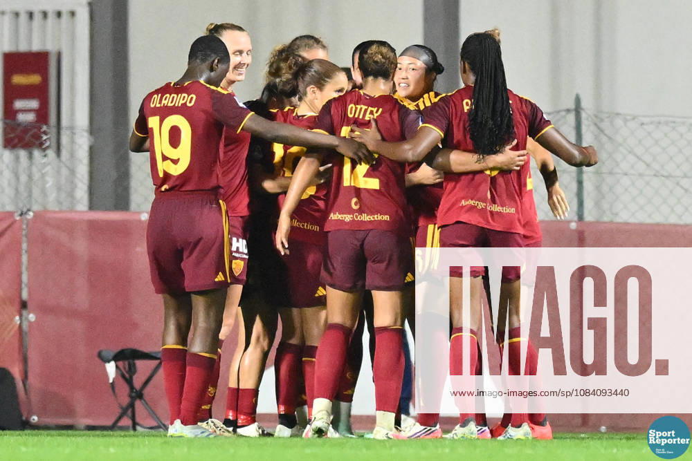 SOCCER - Women s Serie A - AS Roma vs. SS Lazio Women Photo by IPA ABACAPRESS.COM89267263 - The A.S. Roma team celebrates the goal that made the score 3-0 during the Serie A Women s league match between Roma and Lazio, the AS Roma vs. SS Lazio Women match in the Italian Serie A Women s league, held in Rome, Italy, on October 3, 2026 Rome Italy