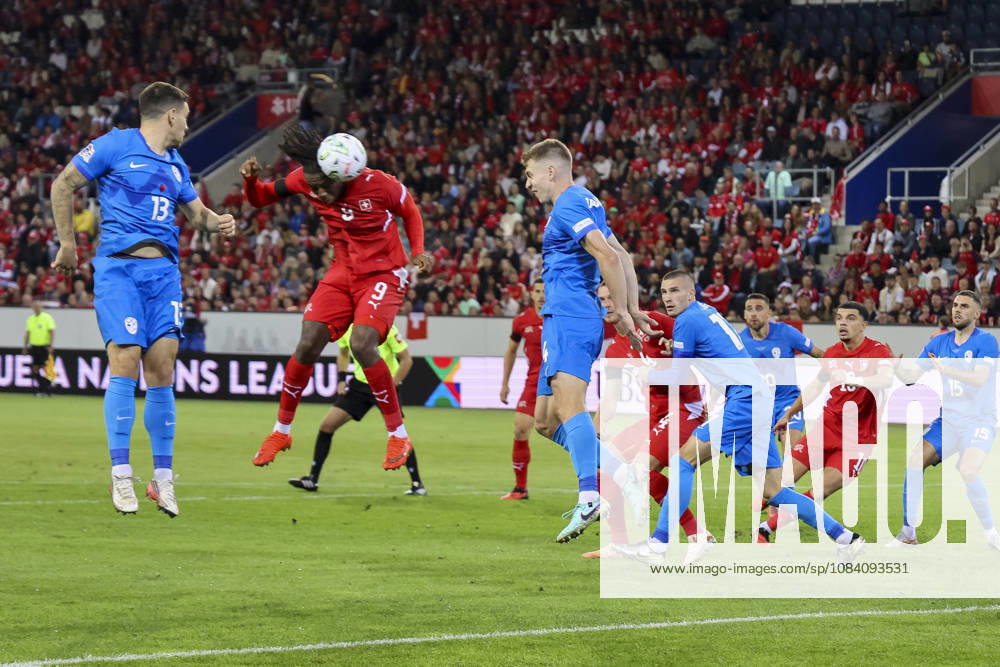 Johan Manzambi (Schweiz, 09) beim Kopfball , Schweiz, UEFA , Nations League, Matchday 3, Schweiz vs. Slowenien, 03.10.2026, Luzern Swissporarena Schweiz