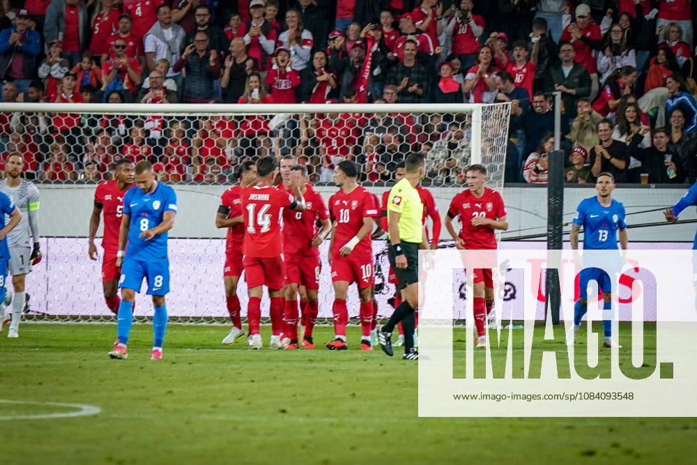 Fussball UEFA Nations League 2026 - 2027, 3. Spieltag - Schweiz vs Slowenien - Thermoplan Arena (Luzern): Tor und Torjubel zum 1:1 Ausgleich durch ein Eigentor von Erik Janza (Slowenien, 13) Freude, Emotionen, Jubel