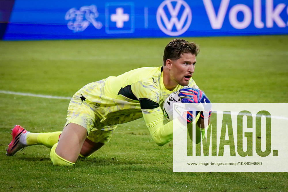 Fussball UEFA Nations League 2026 - 2027, 3. Spieltag - Schweiz vs Slowenien - Thermoplan Arena (Luzern): Gregor Kobel (Schweiz, 1) Mimik, Gesichtsausdruck, Emotion, am Ball