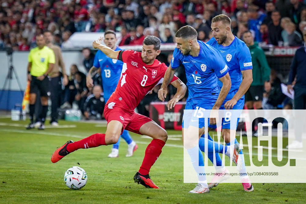 Fussball UEFA Nations League 2026 - 2027, 3. Spieltag - Schweiz vs Slowenien - Thermoplan Arena (Luzern): Remo Freuler (Schweiz, 8) Danijel Sturm (Slowenien, 15) Sandi Lovric (Slowenien, 8)