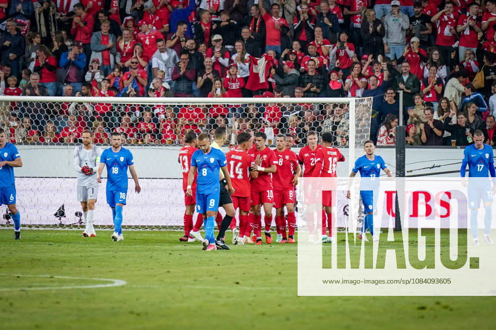 Fussball UEFA Nations League 2026 - 2027, 3. Spieltag - Schweiz vs Slowenien - Thermoplan Arena (Luzern): Tor und Torjubel zum 1:1 Ausgleich durch ein Eigentor von Erik Janza (Slowenien, 13) Freude, Emotionen, Jubel