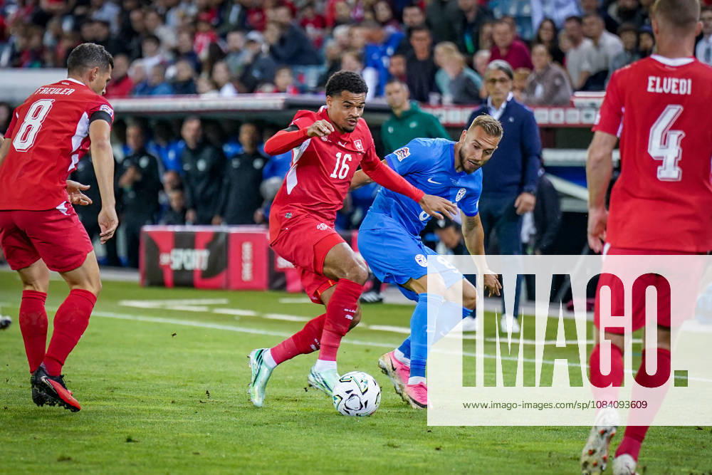 Fussball UEFA Nations League 2026 - 2027, 3. Spieltag - Schweiz vs Slowenien - Thermoplan Arena (Luzern): Zachary Athekame (Schweiz, 16) und Sandi Lovric (Slowenien, 8) im Zweikampf
