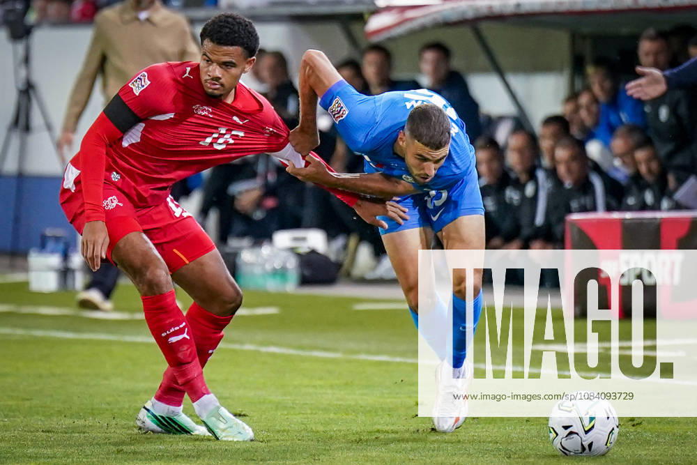 Fussball UEFA Nations League 2026 - 2027, 3. Spieltag - Schweiz vs Slowenien - Thermoplan Arena (Luzern): Zachary Athekame (Schweiz, 16) und Danijel Sturm (Slowenien, 15) im Zweikampf