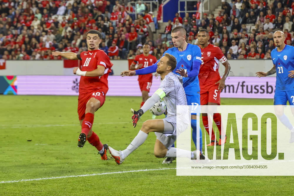 Zeki Amdouni (Schweiz, 10), Jan Oblak (Slowenien, 01) und David Zec (Slowenien, 17) im Kampf um den Ball , Schweiz, UEFA , Nations League, Matchday 3, Schweiz vs. Slowenien, 03.10.2026, Luzern Swissporarena Schweiz
