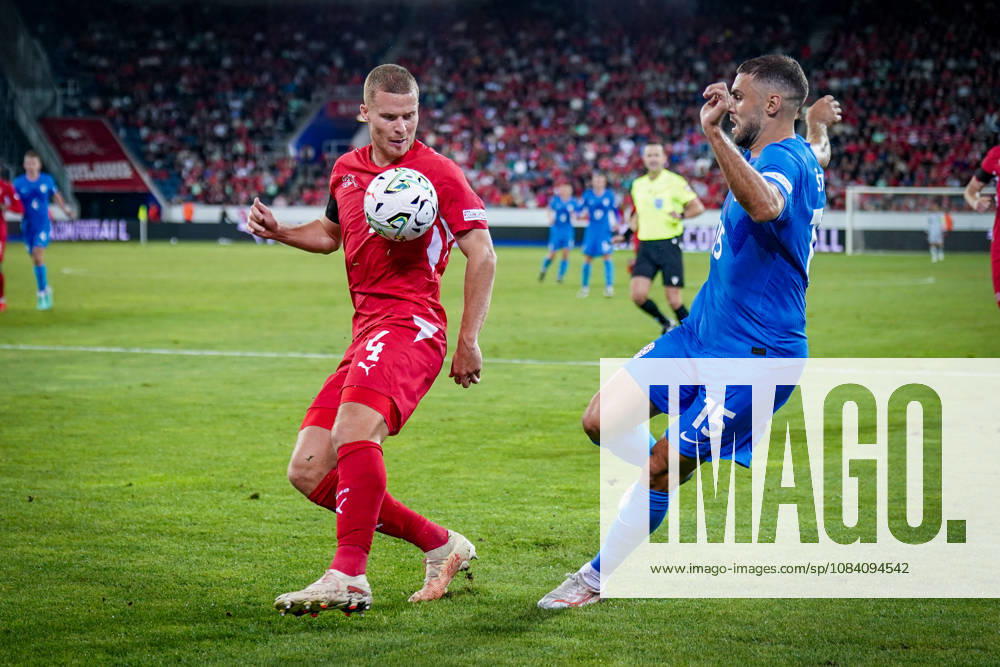 Fussball UEFA Nations League 2026 - 2027, 3. Spieltag - Schweiz vs Slowenien - Thermoplan Arena (Luzern): Nico Elvedi (Schweiz, 4) Danijel Sturm (Slowenien, 15)