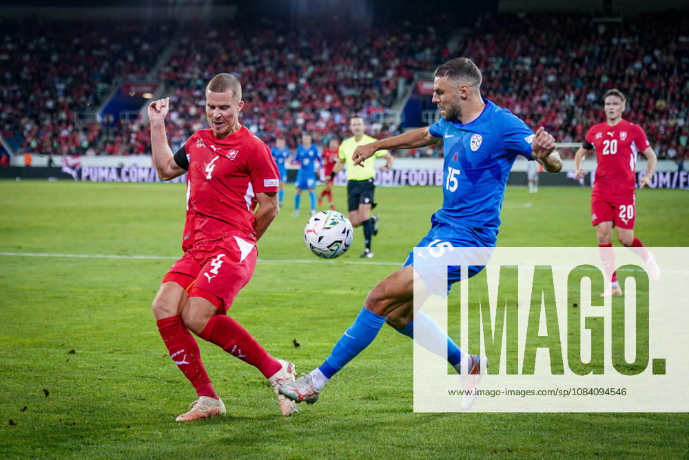 Fussball UEFA Nations League 2026 - 2027, 3. Spieltag - Schweiz vs Slowenien - Thermoplan Arena (Luzern): Nico Elvedi (Schweiz, 4) Danijel Sturm (Slowenien, 15)