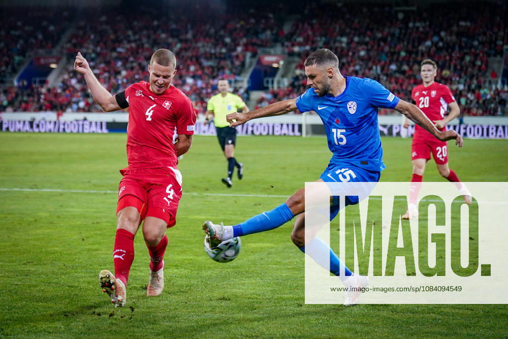 Fussball UEFA Nations League 2026 - 2027, 3. Spieltag - Schweiz vs Slowenien - Thermoplan Arena (Luzern): Nico Elvedi (Schweiz, 4) Danijel Sturm (Slowenien, 15)