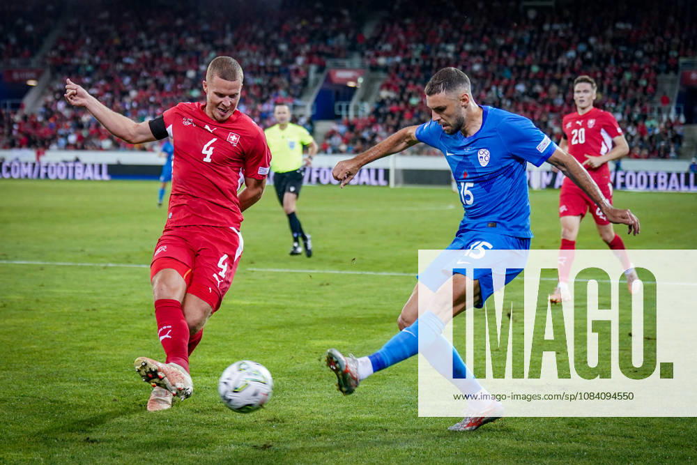 Fussball UEFA Nations League 2026 - 2027, 3. Spieltag - Schweiz vs Slowenien - Thermoplan Arena (Luzern): Nico Elvedi (Schweiz, 4) Danijel Sturm (Slowenien, 15)