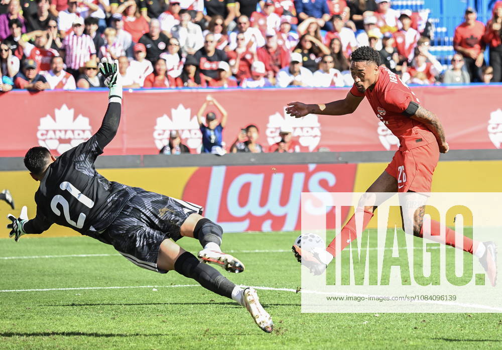 Peru goalkeeper Diego Romero (21) closes down Canada s Daniel Jebbison (26) during first half International Friendly, Länderspiel, Nationalmannschaft soccer action in Montreal, on Saturday, Oct. 3, 2026. Canada News - October 3, 2026 - ZUMAc35_ 20261003_zaf_c35_033
