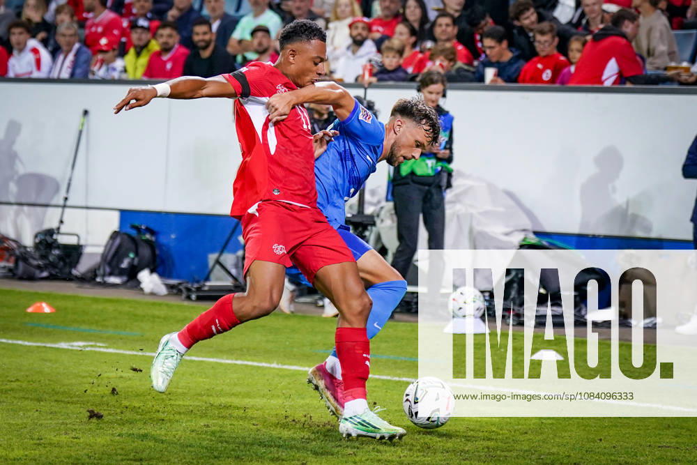 Fussball UEFA Nations League 2026 - 2027, 3. Spieltag - Schweiz vs Slowenien - Thermoplan Arena (Luzern): Dan Ndoye (Schweiz, 11) und David Brekalo (Slowenien, 23) im Zweikampf