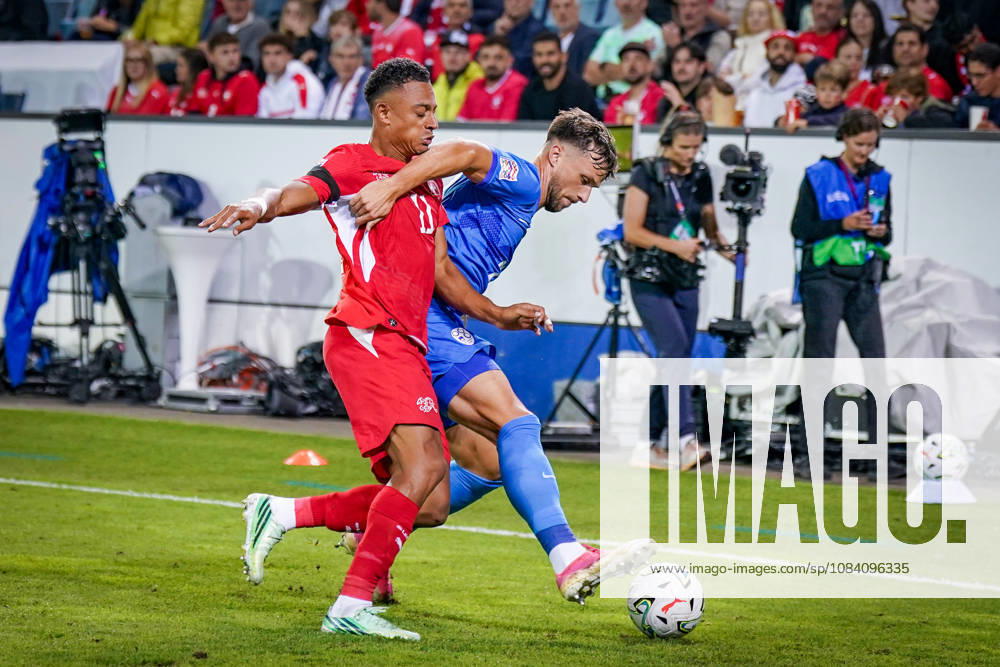 Fussball UEFA Nations League 2026 - 2027, 3. Spieltag - Schweiz vs Slowenien - Thermoplan Arena (Luzern): Dan Ndoye (Schweiz, 11) und David Brekalo (Slowenien, 23) im Zweikampf