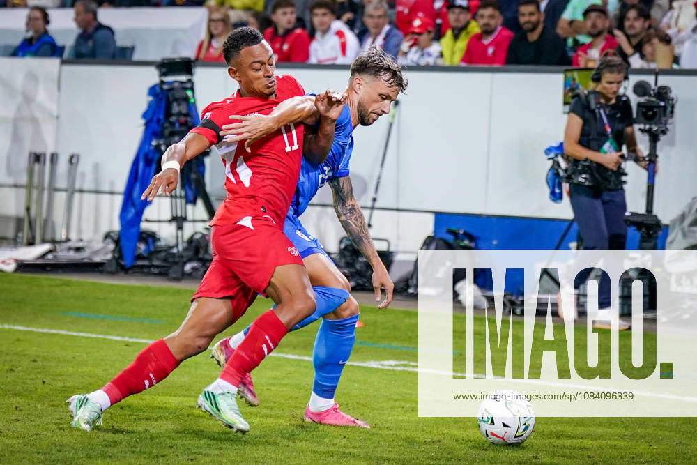 Fussball UEFA Nations League 2026 - 2027, 3. Spieltag - Schweiz vs Slowenien - Thermoplan Arena (Luzern): Dan Ndoye (Schweiz, 11) und David Brekalo (Slowenien, 23) im Zweikampf