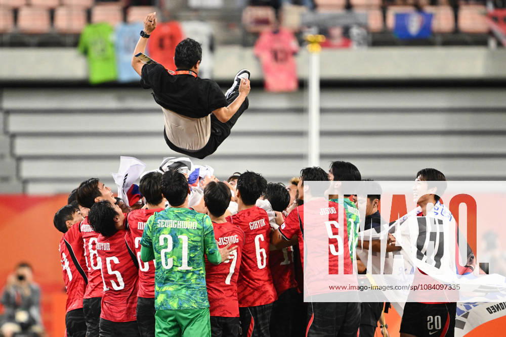 South Korea v Japan - 20th Asian Games Aichi-Nagoya TOYOTA, JAPAN - OCTOBER 03: Players of South Korea celebrates the victory after the Football Men s Final between South Korea and Japan on day fourteen of the 20th Asian Games Aichi-Nagoya at Toyota Stadium on October 03, 2026 in Toyota, Aichi, Japan. Stringer Anadolu Tokyo Japan. Editorial use only. Please get in touch for any other usage.