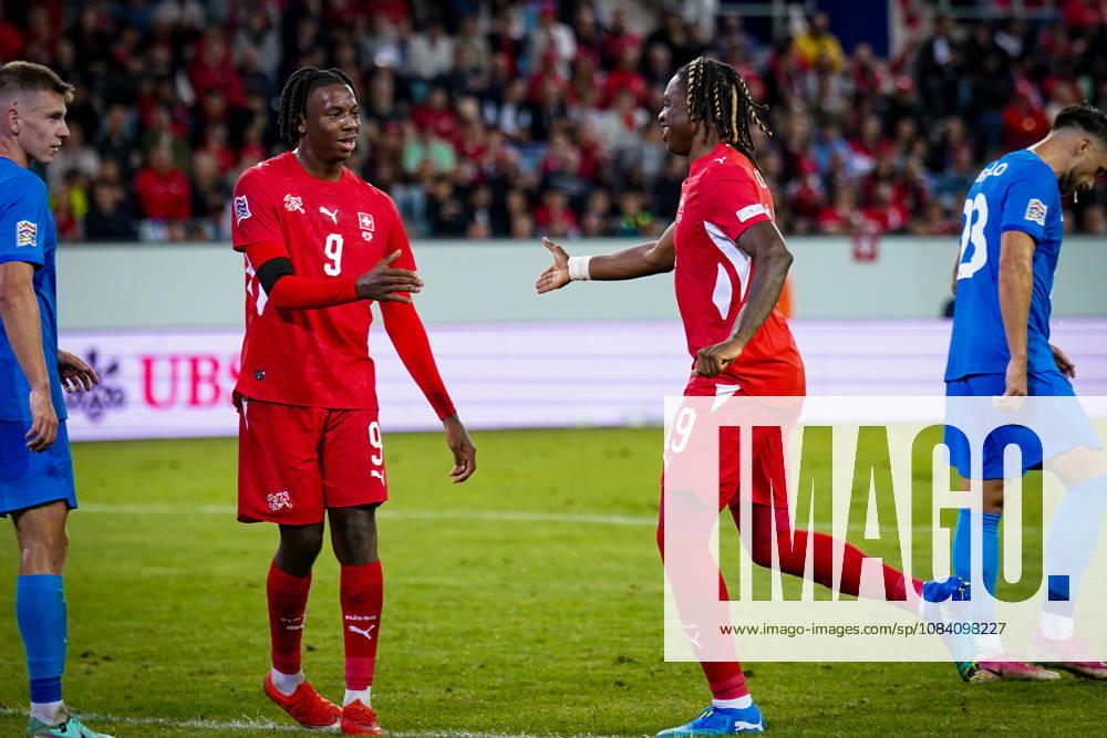 Fussball UEFA Nations League 2026 - 2027, 3. Spieltag - Schweiz vs Slowenien - Thermoplan Arena (Luzern): Premiere für Winsley Boteli (Schweiz, 19) Freude, Emotionen mit Johan Manzambi (Schweiz, 9) bei seiner Einwechselung.