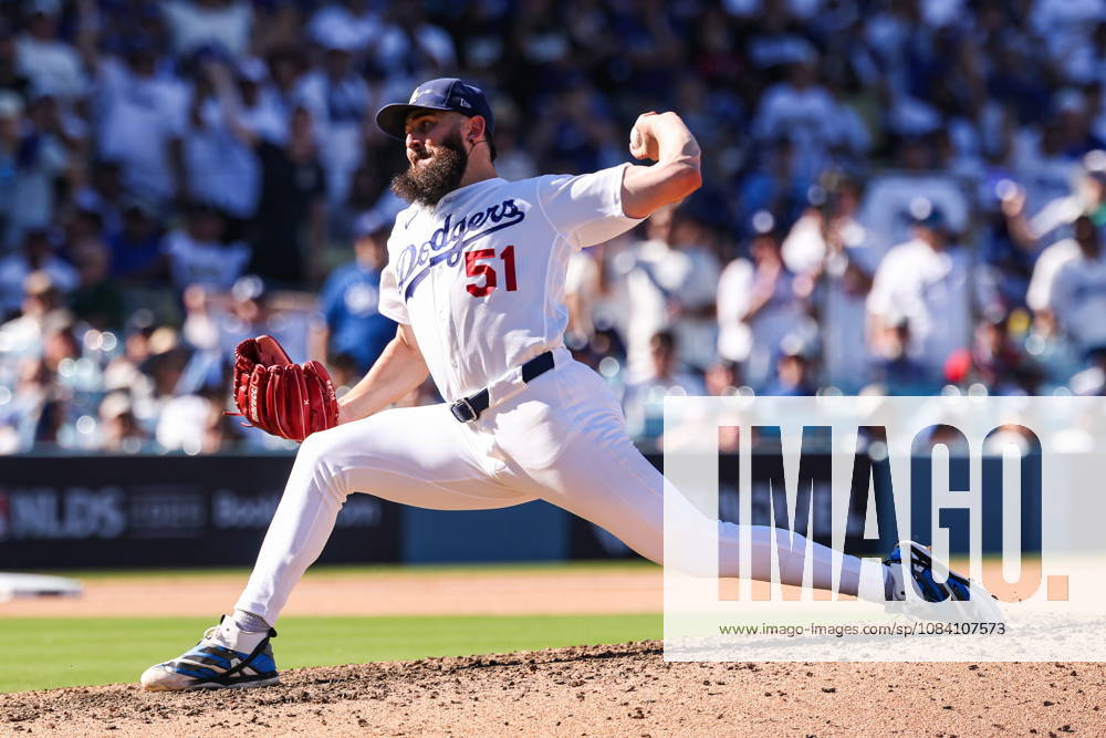 MLB, Baseball Herren, USA National League Division Series - Dodgers vs Braves Game 1 Los Angeles Dodgers pitcher Alex Vesia throws a pitch during the eighth inning in Game 1 of the National League Division Series between the Atlanta Braves and the Los Angeles Dodgers at UNIQLO Field at Dodger Stadium in Los Angeles, California, USA, 03 October 2026. LOS ANGELES CALIFORNIA UNITED STATES