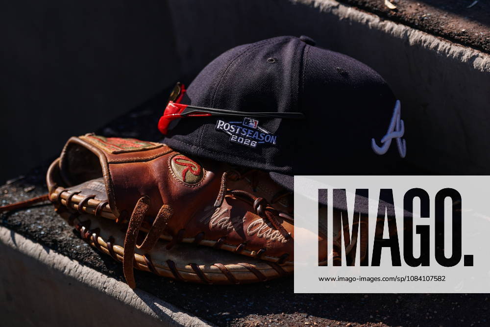 MLB, Baseball Herren, USA National League Division Series - Dodgers vs Braves Game 1 Atlanta Braves first baseman Matt Olson (not pictured) lays his hat and glove on the dugout steps during the ninth inning in Game 1 of the National League Division Series between the Atlanta Braves and the Los Angeles Dodgers at UNIQLO Field at Dodger Stadium in Los Angeles, California, USA, 03 October 2026. LOS ANGELES CALIFORNIA UNITED STATES