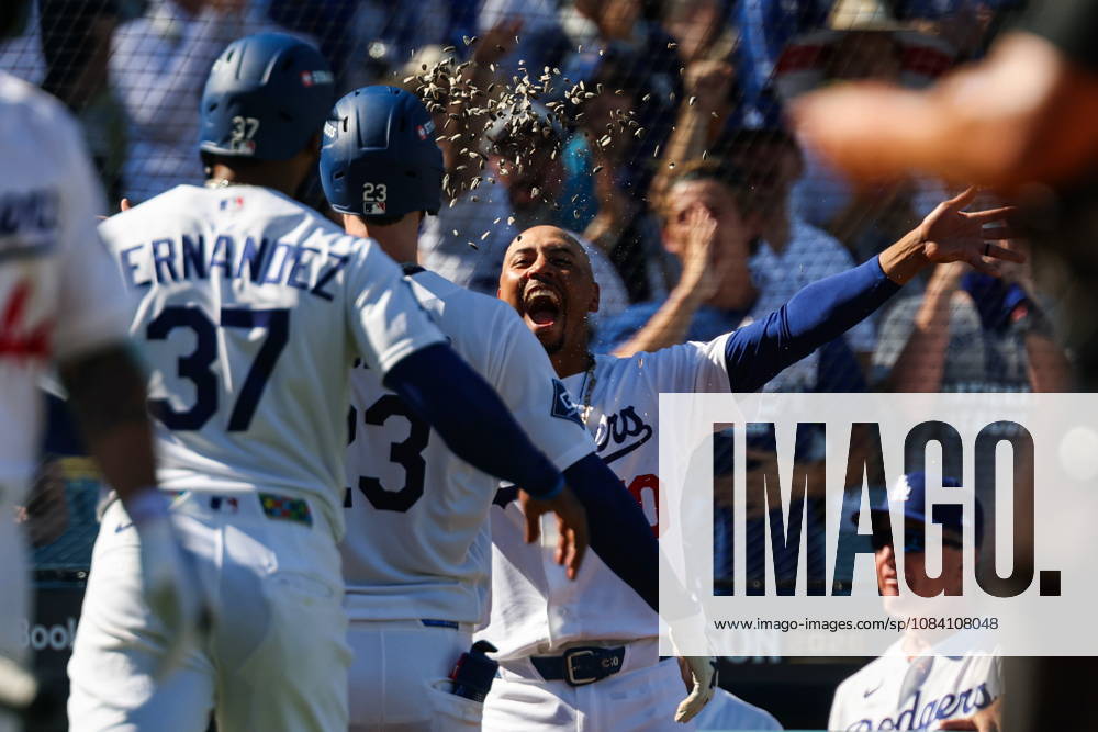 MLB, Baseball Herren, USA National League Division Series - Dodgers vs Braves Game 1 Los Angeles Dodgers shortstop Mookie Betts (R) celebrates with outfielder Kyle Tucker (2-R) after hitting a two-run home run during the sixth inning in Game 1 of the National League Division Series between the Atlanta Braves and the Los Angeles Dodgers at UNIQLO Field at Dodger Stadium in Los Angeles, California, USA, 03 October 2026. LOS ANGELES CALIFORNIA UNITED STATES