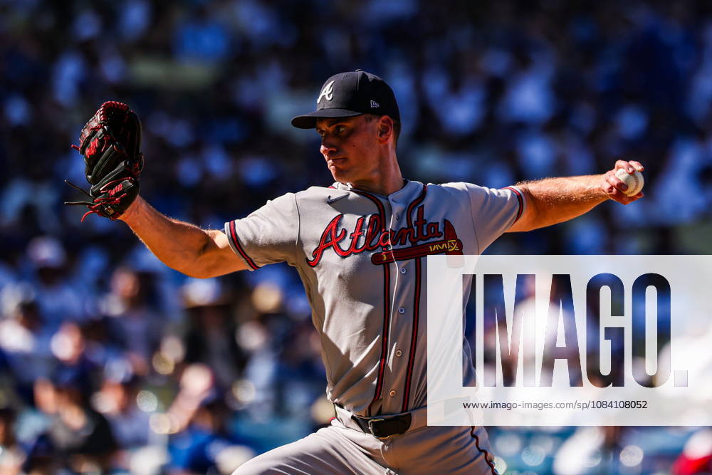 MLB, Baseball Herren, USA National League Division Series - Dodgers vs Braves Game 1 Atlanta Braves pitcher Brent Suter throws a pitch during the eighth inning in Game 1 of the National League Division Series between the Atlanta Braves and the Los Angeles Dodgers at UNIQLO Field at Dodger Stadium in Los Angeles, California, USA, 03 October 2026. LOS ANGELES CALIFORNIA UNITED STATES