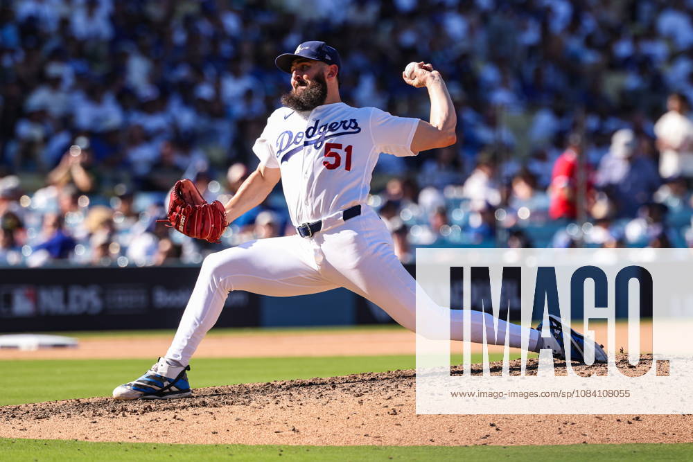 MLB, Baseball Herren, USA National League Division Series - Dodgers vs Braves Game 1 Los Angeles Dodgers pitcher Alex Vesia throws a pitch during the eighth inning in Game 1 of the National League Division Series between the Atlanta Braves and the Los Angeles Dodgers at UNIQLO Field at Dodger Stadium in Los Angeles, California, USA, 03 October 2026. LOS ANGELES CALIFORNIA UNITED STATES