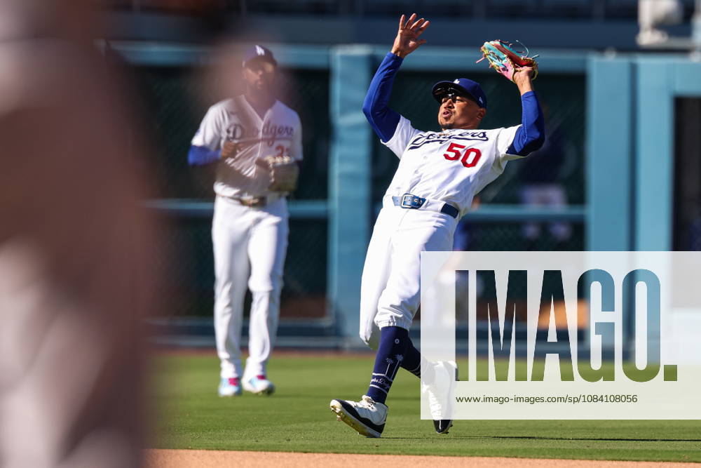 MLB, Baseball Herren, USA National League Division Series - Dodgers vs Braves Game 1 Los Angeles Dodgers shortstop Mookie Betts catches a fly ball during the eighth inning in Game 1 of the National League Division Series between the Atlanta Braves and the Los Angeles Dodgers at UNIQLO Field at Dodger Stadium in Los Angeles, California, USA, 03 October 2026. LOS ANGELES CALIFORNIA UNITED STATES