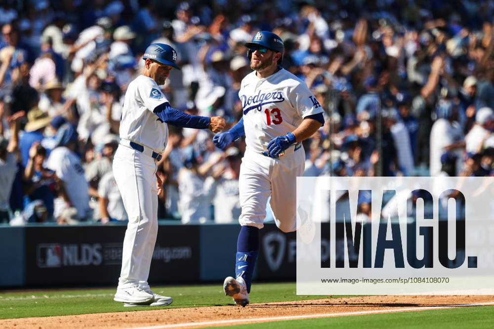 MLB, Baseball Herren, USA National League Division Series - Dodgers vs Braves Game 1 Los Angeles Dodgers third baseman Max Muncy (R) celebrates after hitting a solo home run during the sixth inning in Game 1 of the National League Division Series between the Atlanta Braves and the Los Angeles Dodgers at UNIQLO Field at Dodger Stadium in Los Angeles, California, USA, 03 October 2026. LOS ANGELES CALIFORNIA UNITED STATES
