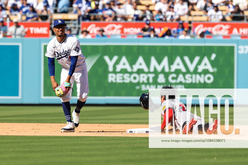 MLB, Baseball Herren, USA National League Division Series - Dodgers vs Braves Game 1 Los Angeles Dodgers shortstop Mookie Betts (L) throws the ball to first base as Atlanta Braves shortstop Ha-Seong Kim (R) slides into second base during the sixth inning in Game 1 of the National League Division Series between the Atlanta Braves and the Los Angeles Dodgers at UNIQLO Field at Dodger Stadium in Los Angeles, California, USA, 03 October 2026. LOS ANGELES CALIFORNIA UNITED STATES