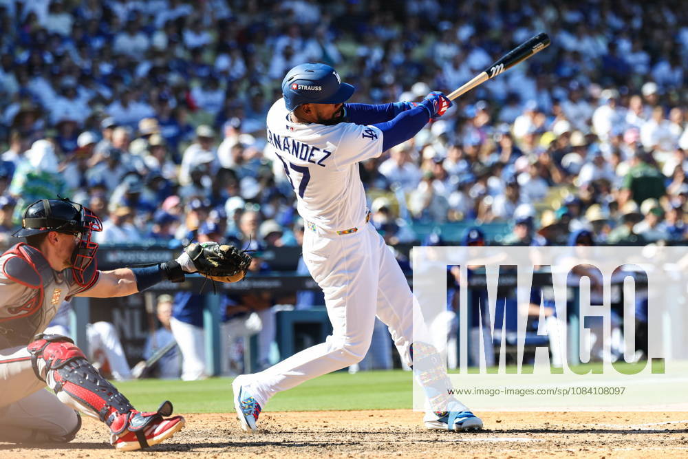 MLB, Baseball Herren, USA National League Division Series - Dodgers vs Braves Game 1 Los Angeles Dodgers outfielder Teoscar Hernandez hits the ball during the sixth inning in Game 1 of the National League Division Series between the Atlanta Braves and the Los Angeles Dodgers at UNIQLO Field at Dodger Stadium in Los Angeles, California, USA, 03 October 2026. LOS ANGELES CALIFORNIA UNITED STATES
