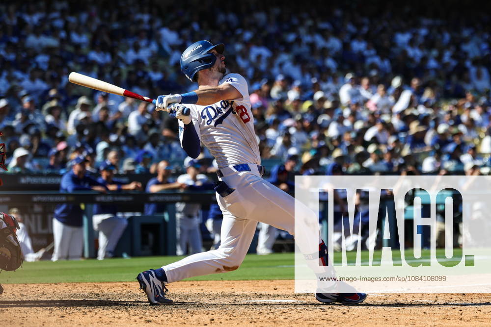 MLB, Baseball Herren, USA National League Division Series - Dodgers vs Braves Game 1 Los Angeles Dodgers outfielder Kyle Tucker hits a home run during the sixth inning in Game 1 of the National League Division Series between the Atlanta Braves and the Los Angeles Dodgers at UNIQLO Field at Dodger Stadium in Los Angeles, California, USA, 03 October 2026. LOS ANGELES CALIFORNIA UNITED STATES