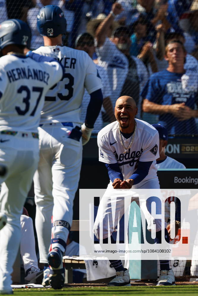 MLB, Baseball Herren, USA National League Division Series - Dodgers vs Braves Game 1 Los Angeles Dodgers shortstop Mookie Betts (R) celebrates with outfielder Kyle Tucker (2-R) after hitting a two-run home run during the sixth inning in Game 1 of the National League Division Series between the Atlanta Braves and the Los Angeles Dodgers at UNIQLO Field at Dodger Stadium in Los Angeles, California, USA, 03 October 2026. LOS ANGELES CALIFORNIA UNITED STATES