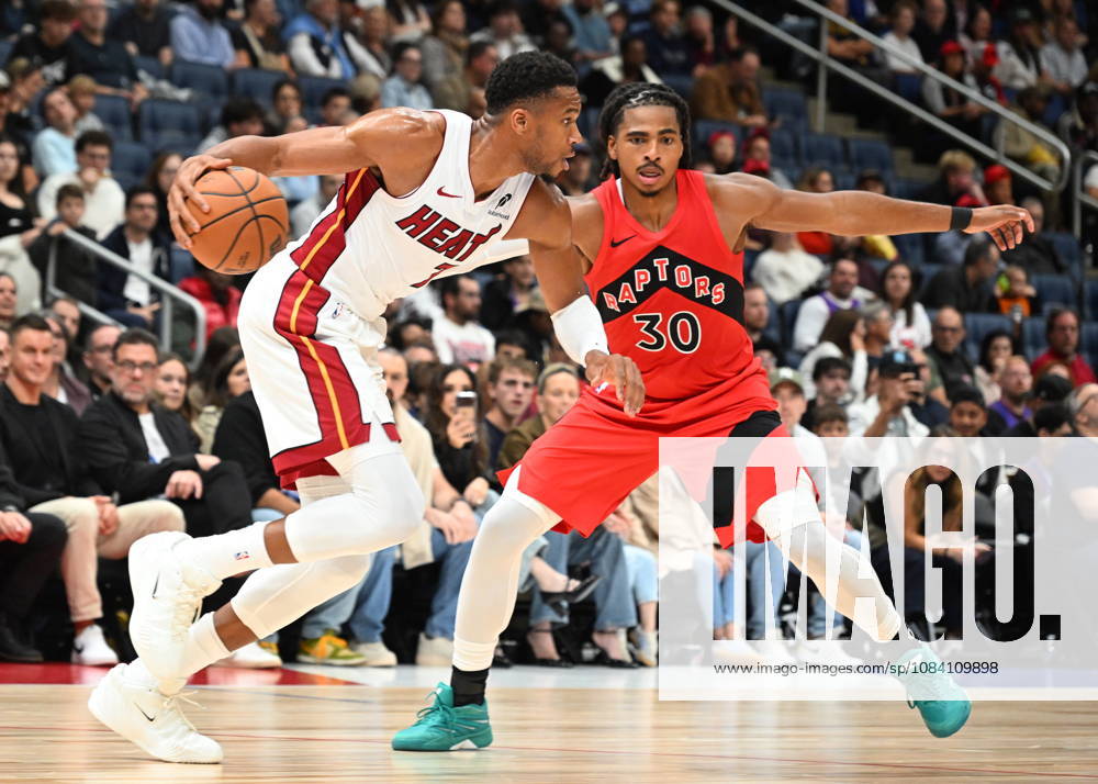 Miami Heat s Giannis Antetokounmpo drives as Toronto Raptors Collin Murray-Boyles defends during NBA, Basketball Herren, USA preseason basketball action in Quebec City, Saturday, Oct. 3, 2026. Canada News - October 3, 2026 - ZUMAc35_ 20261003_zaf_c35_121