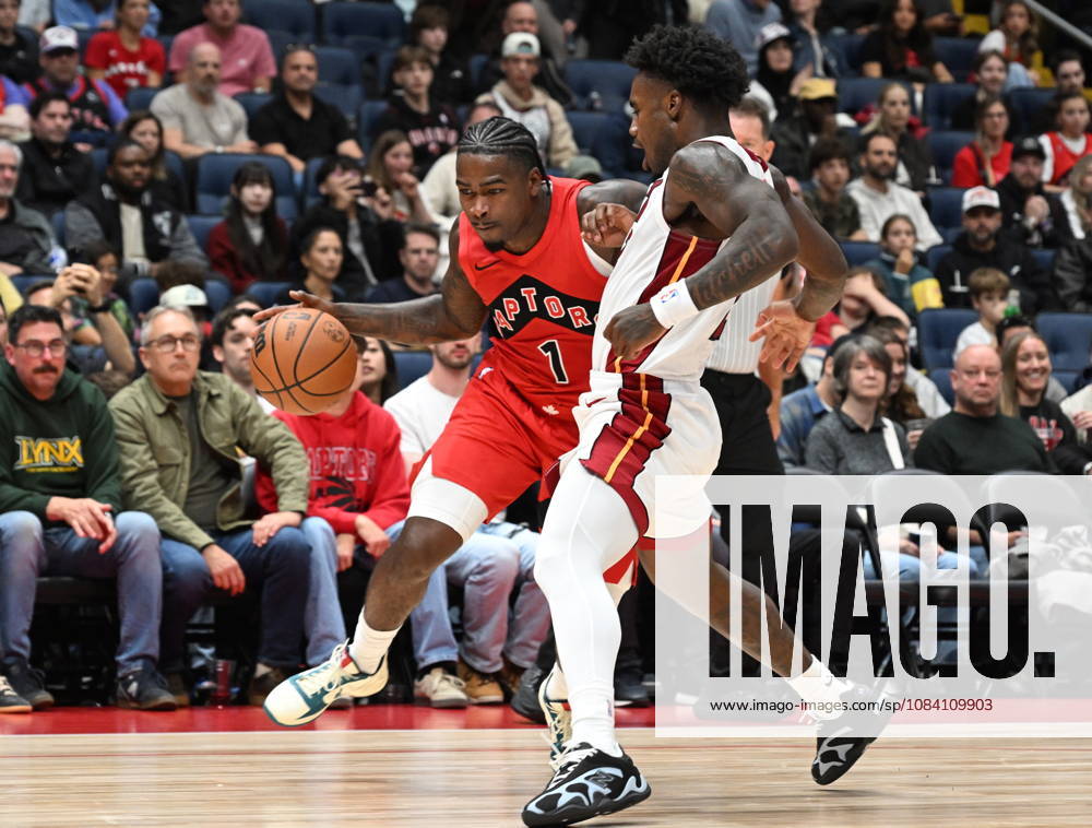 Toronto Raptors Jamal Shead, left, drives past Miami Heat s Davion Mitchell during NBA, Basketball Herren, USA preseason basketball action in Quebec City, Saturday, Oct. 3, 2026. Canada News - October 3, 2026 - ZUMAc35_ 20261003_zaf_c35_124