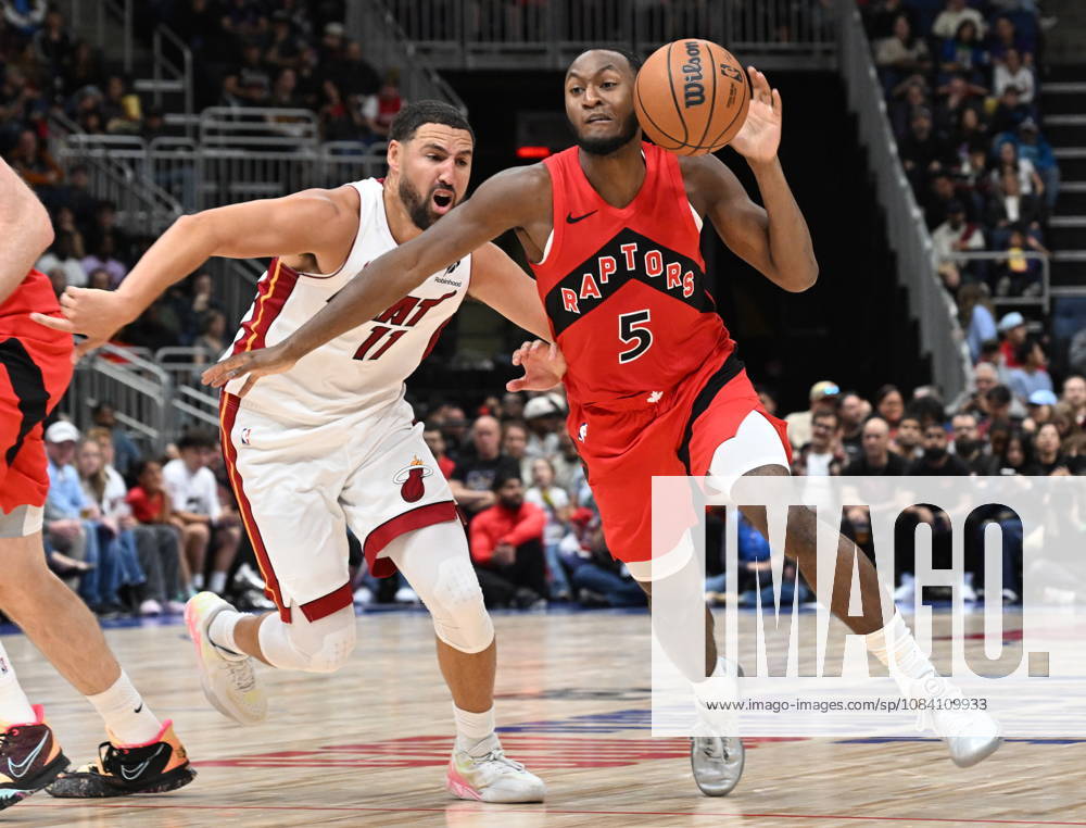 Toronto Raptors Immanuel Quickley drives past Miami Heat s Klay Thompson during NBA, Basketball Herren, USA preseason basketball action in Quebec City, Saturday, Oct. 3, 2026. Canada News - October 3, 2026 - ZUMAc35_ 20261003_zaf_c35_125