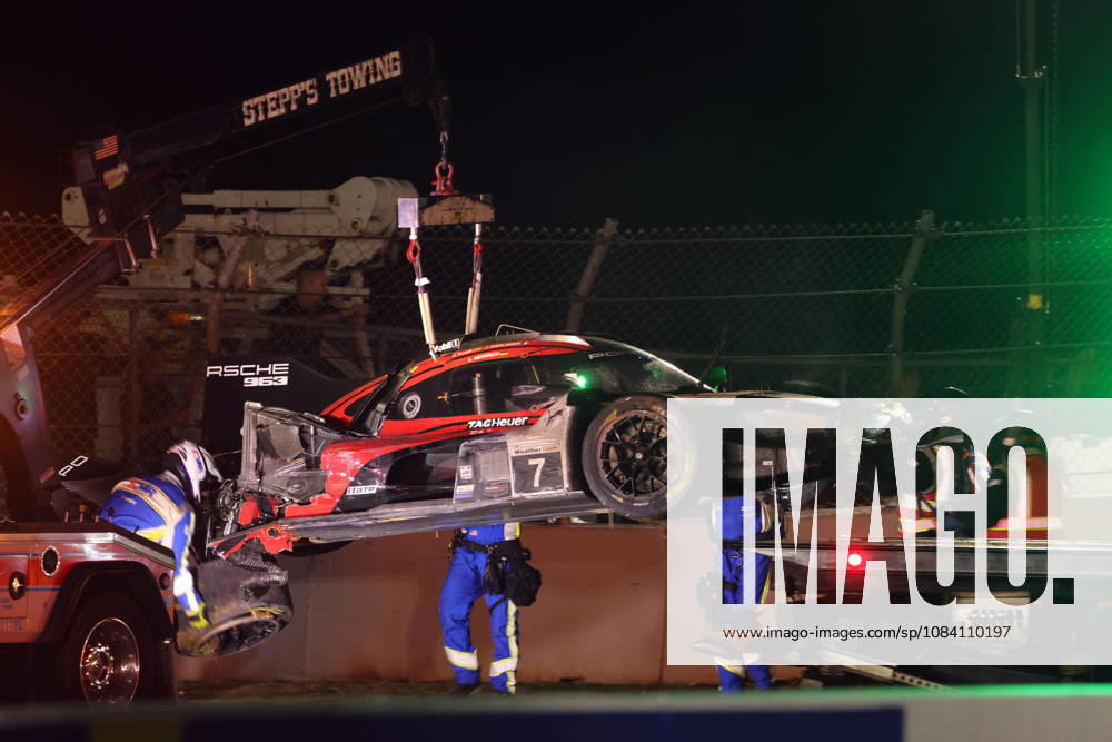 Der nach an einem Unfall schwer beschädigte Porsche 963 7 Felipe Nasr , Laurin Heinrich , Julien Andlauer am Abschlepphacken,, IMSA Rennserie, 29. Motul Petit le Mans Rennen, Road Atlanta, Georgia, USA, 03.10.2026, Unfall, Ausfall, Porsche Penske Motorsport