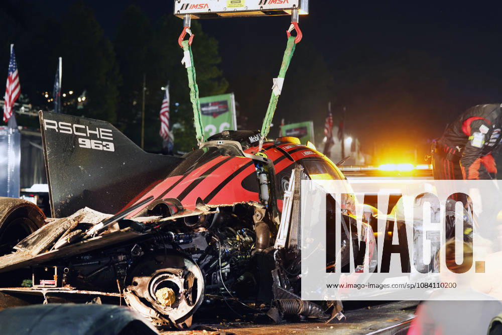 Der nach an einem Unfall schwer beschädigte Porsche 963 7 Felipe Nasr , Laurin Heinrich , Julien Andlauer auf dem Abschleppwagen vor dem Porsche Penske Zelt,, IMSA Rennserie, 29. Motul Petit le Mans Rennen, Road Atlanta, Georgia, USA, 03.10.2026, Ausfall,