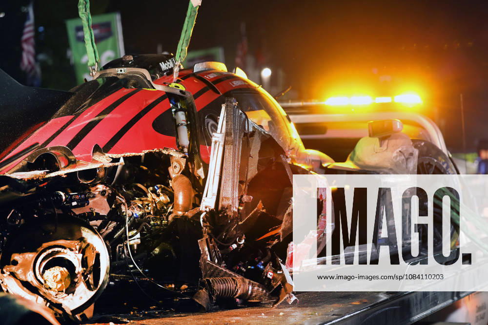 Der nach an einem Unfall schwer beschädigte Porsche 963 7 Felipe Nasr , Laurin Heinrich , Julien Andlauer auf dem Abschleppwagen vor dem Porsche Penske Zelt,, IMSA Rennserie, 29. Motul Petit le Mans Rennen, Road Atlanta, Georgia, USA, 03.10.2026, Ausfall,