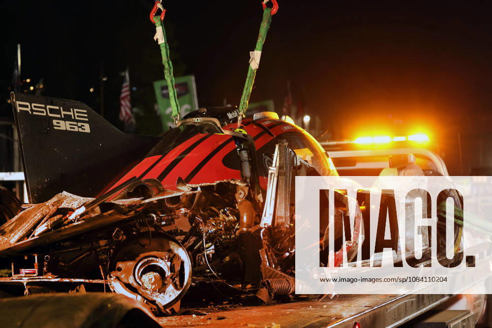 Der nach an einem Unfall schwer beschädigte Porsche 963 7 Felipe Nasr , Laurin Heinrich , Julien Andlauer auf dem Abschleppwagen vor dem Porsche Penske Zelt,, IMSA Rennserie, 29. Motul Petit le Mans Rennen, Road Atlanta, Georgia, USA, 03.10.2026, Ausfall,