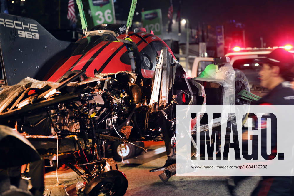 Der nach an einem Unfall schwer beschädigte Porsche 963 7 Felipe Nasr , Laurin Heinrich , Julien Andlauer wird vor dem Porsche Penske Zelt abgeladen, IMSA Rennserie, 29. Motul Petit le Mans Rennen, Road Atlanta, Georgia, USA, 03.10.2026, Ausfall,