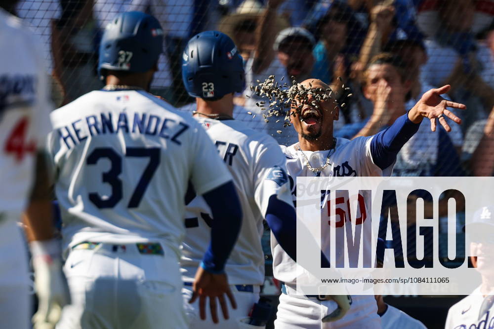 MLB, Baseball Herren, USA National League Division Series - Dodgers vs Braves Game 1 epaselect Los Angeles Dodgers shortstop Mookie Betts (R) celebrates with outfielder Kyle Tucker (2-R) after hitting a two-run home run during the sixth inning in Game 1 of the National League Division Series between the Atlanta Braves and the Los Angeles Dodgers at UNIQLO Field at Dodger Stadium in Los Angeles, California, USA, 03 October 2026. LOS ANGELES CALIFORNIA UNITED STATES