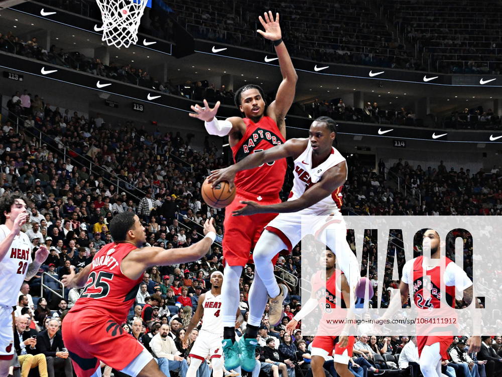 Miami Heat s Bez Mbeng, top right, makes a pass around Toronto Raptors Collin Murray-Boyles during NBA, Basketball Herren, USA preseason basketball action in Quebec City, Saturday, Oct. 3, 2026. Canada News - October 3, 2026 - ZUMAc35_ 20261003_zaf_c35_132