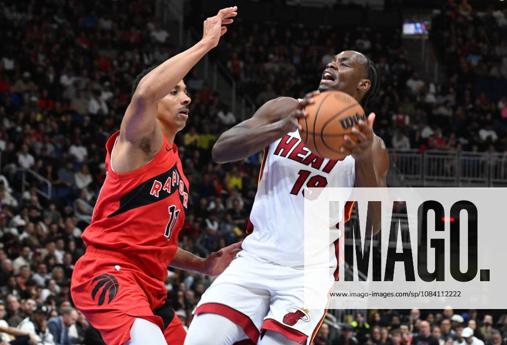 Miami Heat s Bez Mbeng, right, drives as Toronto Raptors Tyreke Key defends during NBA, Basketball Herren, USA preseason basketball action in Quebec City, Saturday, Oct. 3, 2026. Canada News - October 3, 2026 - ZUMAc35_ 20261003_zaf_c35_135