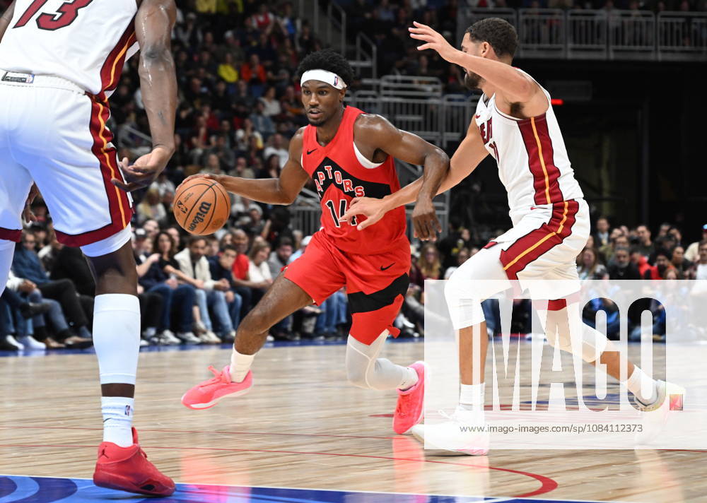 Toronto Raptors JaKobe Walter drives past Miami Heat s Klay Thompson during NBA, Basketball Herren, USA preseason basketball action in Quebec City, Saturday, Oct. 3, 2026. Canada News - October 3, 2026 - ZUMAc35_ 20261003_zaf_c35_139