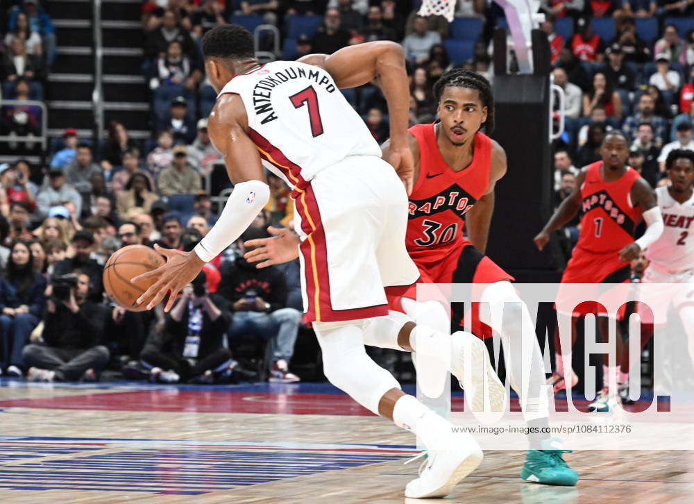 Miami Heat s Giannis Antetokounmpo drives as Toronto Raptors Collin Murray-Boyles defends during NBA, Basketball Herren, USA preseason basketball action in Quebec City, Saturday, Oct. 3, 2026. Canada News - October 3, 2026 - ZUMAc35_ 20261003_zaf_c35_140