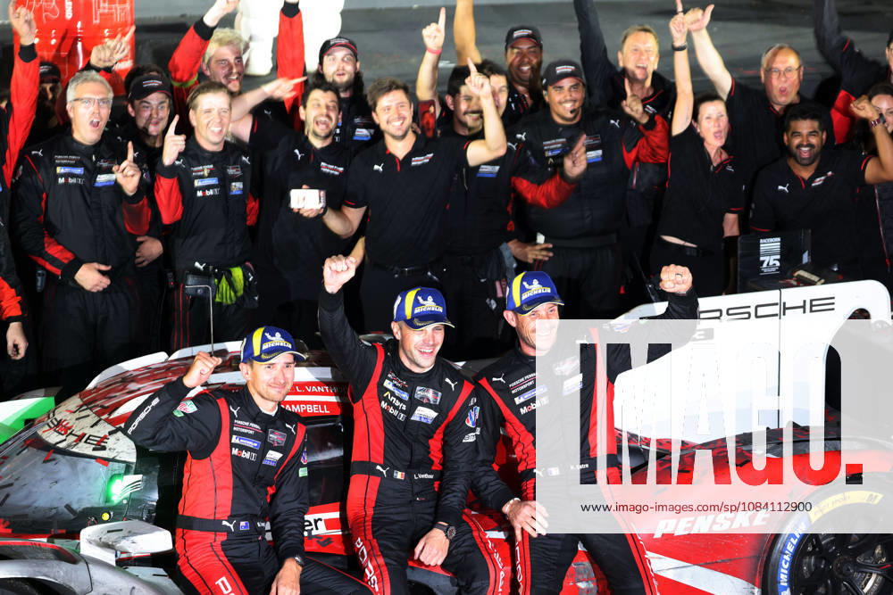 Rennsieger Matt Cambell (AUS), Laurens Vanthoor (BEL), Kevin Estre (FRA) mit Teammitgliedern und dem Porsche 963 6 Siegerehrung, IMSA Rennserie, 29. Motul Petit le Mans Rennen, Road Atlanta, Georgia, USA, 03.10.2026, 10 Stunden Rennen