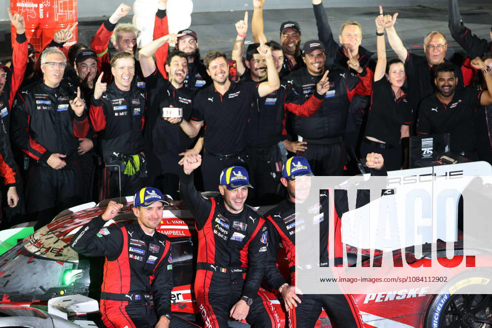 Rennsieger Matt Cambell (AUS), Laurens Vanthoor (BEL), Kevin Estre (FRA) mit Teammitgliedern und dem Porsche 963 6 Siegerehrung, IMSA Rennserie, 29. Motul Petit le Mans Rennen, Road Atlanta, Georgia, USA, 03.10.2026, 10 Stunden Rennen