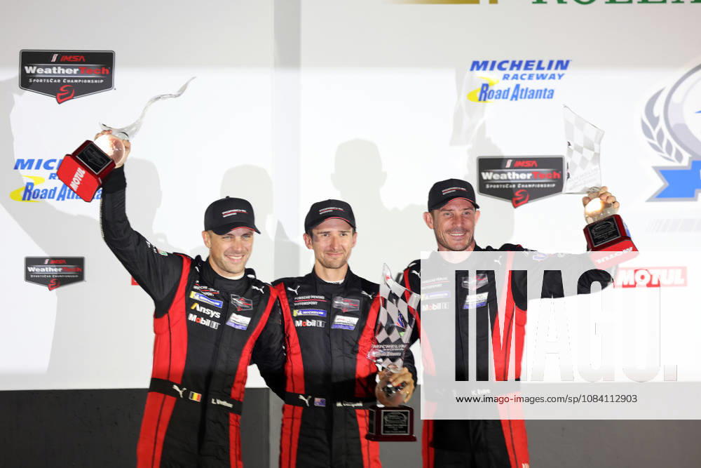 Laurens Vanthoor (BEL), Matt Cambell (AUS), Kevin Estre (FRA) Porsche 963 6 mit Pokalen auf dem Podium, Siegerehrung, IMSA Rennserie, 29. Motul Petit le Mans Rennen, Road Atlanta, Georgia, USA, 03.10.2026, 10 Stunden Rennen
