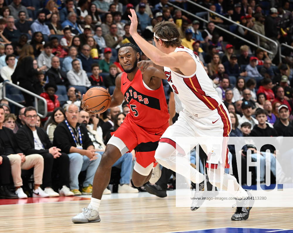 Toronto Raptors Immanuel Quickley drives as Miami Heat s Pelle Larsson defends during NBA, Basketball Herren, USA preseason basketball action in Quebec City, Saturday, Oct. 3, 2026. Canada News - October 3, 2026 - ZUMAc35_ 20261003_zaf_c35_126