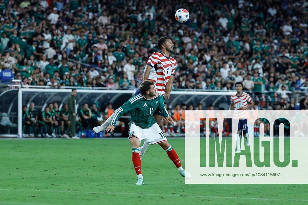 GLENDALE, AZ - OCTOBER 03: United States of America defender Antonee Robinson (5) heads the ball over Mexico forward Santiago Giménez (11) during the International Friendly, Länderspiel, Nationalmannschaft soccer match between Mexico and the United States of America on October 3, 2026 at State Farm Stadium in Glendale, Arizona. (Photo by Kevin Abele Icon Sportswire) SOCCER: OCT 03 USA vs Mexico Icon261003023